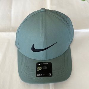 Nike Aerobill Dri-Fit Hat. Sage Green color, size M/L flex-fit